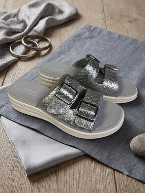 Clarks Cloudsteppers Silver Woven Slide Sandals NWT Women’s Size 9